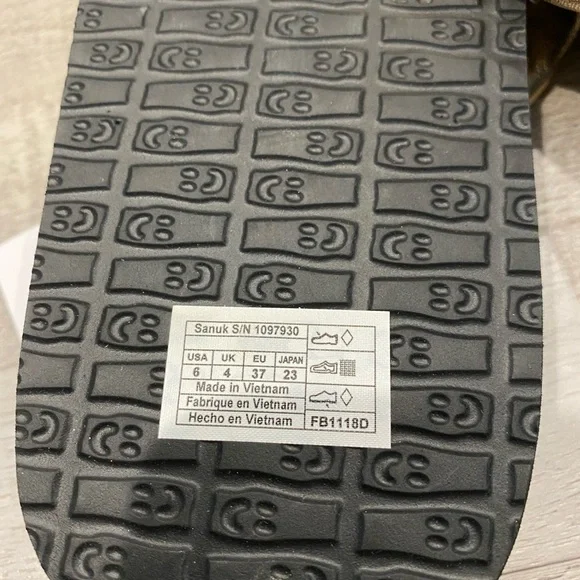 Sanuk - super soft and cushioned flip flops Women’s size 6 - Picture 2 of 5